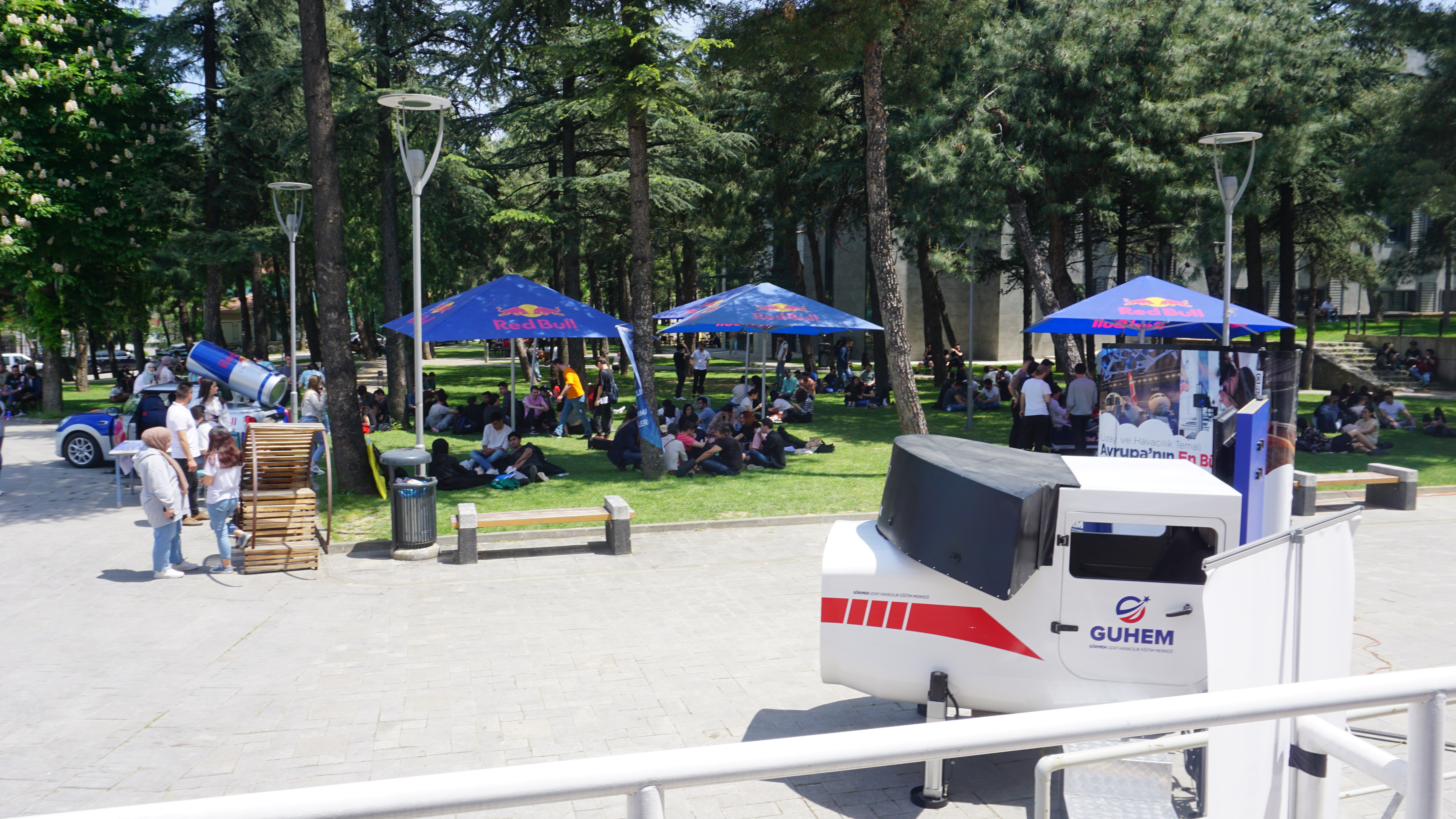 Kampüs açık alanında Havacılık ve Savunma Günleri etkinlik alanı